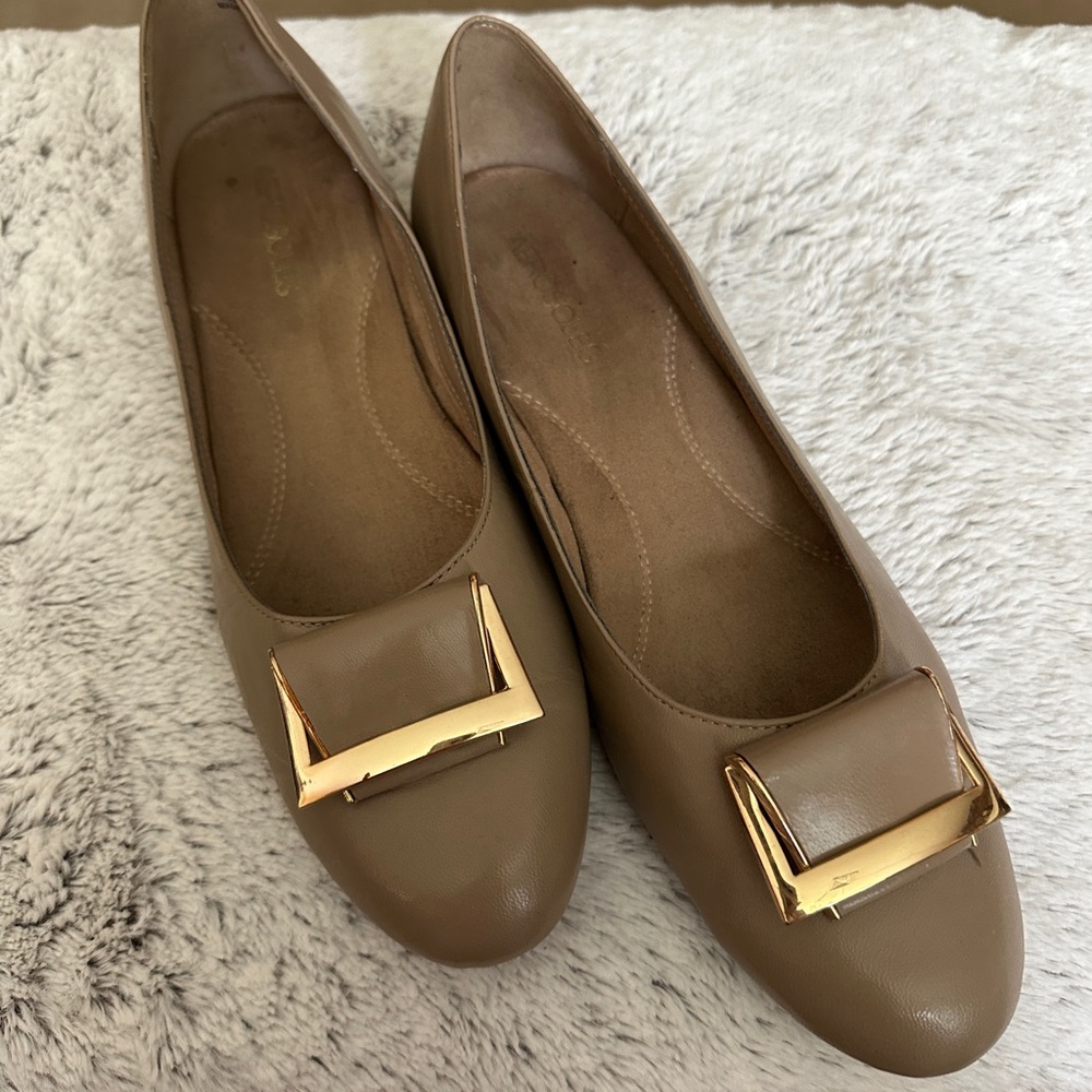 Aerosols Flat sized 10M in Taupe with Gold detail.